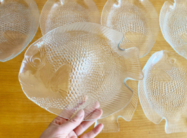 Set van 7 glazen vintage borden in vis vorm. Retro Arcoroc visborden