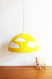 Gele retro wolken lamp van IKEA - Skojig.  Vrolijke kinderkamer lamp.