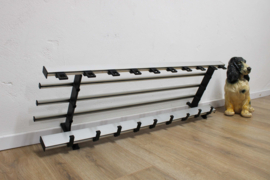 Brede vintage kapstok van metaal. Retro  design wandkapstok