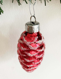Rood glazen vintage kerstbal - dennenappel. Retro kerstornament