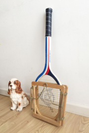 Houten retro tennisracket in regaal. Vintage Dunlop racket