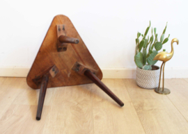 Vintage bijzettafel in driehoek vorm, opknapper. Houten retro tafeltje