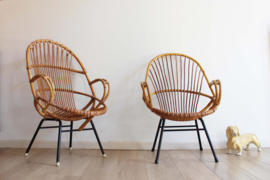 Set rotan vintage Rohé stoelen. Rieten retro fauteuils met gebloemde kussens.