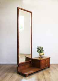 Antieke draaibare passpiegel met ladekastje.  Houten vintage kastje met spiegel