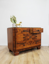 Antieke ladekast met glasplaat. Houten vintage kast met lades