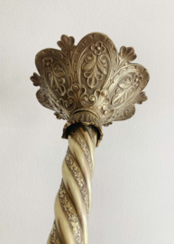 Grote antieke kandelaar, 50 cm.  Goudkleurige (messing - brons?)  kaarsenhouder