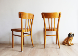 Set houten vintage cafe stoelen. Twee retro stoeltjes