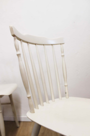 Set van 6 vintage spijlenstoelen. Houten witte retro stoelen