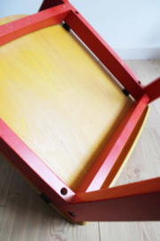 Houten vintage stoel in Memphis stijl. Retro design stoel