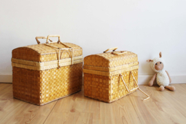 Set rieten vintage koffertjes met bol deksel. 2 rotan mandjes