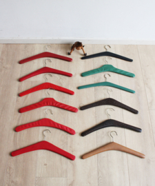 12 vintage kledinghangers van skai leer. Set retro kleerhangers o.a. met studs