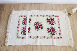 Handgeknoopt boho vloerkleed met rozen. Vintage Smyrna tapijt.