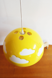 Gele retro wolken lamp van IKEA - Skojig.  Vrolijke kinderkamer lamp.