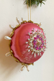 Roze vintage kerstbal met kraaltjes. Retro kerstversiering.