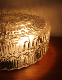 Vintage plafonnière van gebobbeld glas. Retro plafond / wand lamp