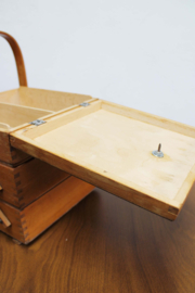 Houten vintage naaikistje. Retro knutsel kist / craft organizer