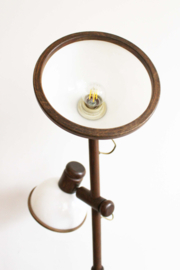 Houten vintage vloerlamp met witte kappen. Retro design lamp - Steinhauer