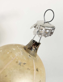Glazen vintage kerstbal, creme. Antiek zilveren kerstornament