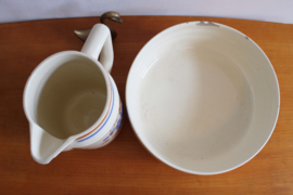 Grote vintage schaal met karaf. Antieke aardewerk fruitschaal/waskom/lampetstel