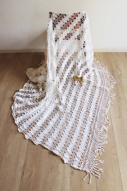 Prachtige grote witte vintage sprei. Gehaakte bohemien sier deken