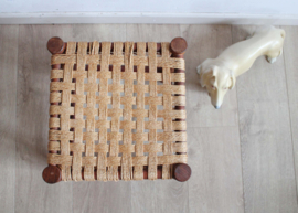 Houten vintage krukje met gevlochten zitting. Retro / boho bankje