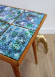 Houten vintage tafeltje met blauwe tegels. Retro plantentafel
