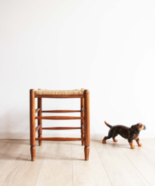 Houten vintage krukje met biezen zitting. Retro / boho bankje
