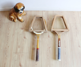 Set houten retro tennisrackets in regaal. Vintage rackets o.a. Slazenger