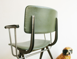 Industriële vintage stoel met armleuning. Retro design stoel, Result -Friso Kramer?