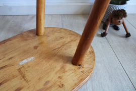 Houten vintage krukje, in de stijl van  Ilmari Tapiovaara.  Retro design kruk/tafeltje