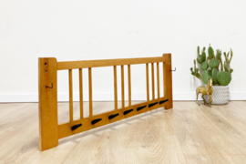 Vintage wandkapstok met zwarte haken. Houten retro kapstok