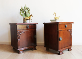 Set houten vintage nachtkastjes. Twee Art Deco stijl retro kastjes