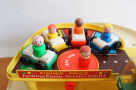 Vintage Fisher-Price garage met auto's en poppetjes.