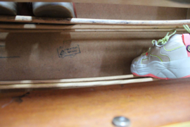 Houten vintage schoenenkast. Retro  dressoir / kast op schuine pootjes