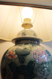 Vintage vaaslamp met roze bloemen. Keramieken lamp met kap