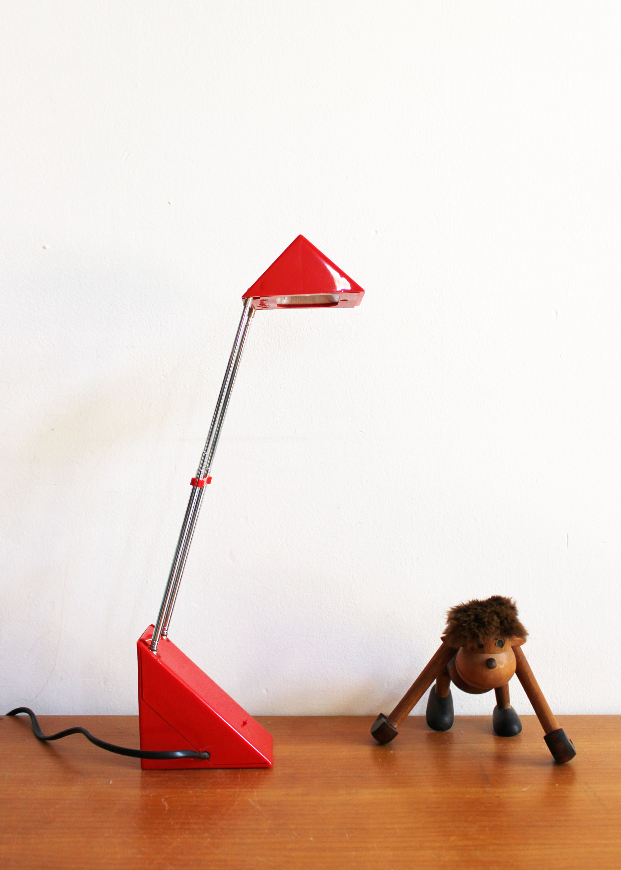 Rode vintage telescoop lamp. Retro design bureaulamp in Memphis stijl