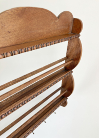 Houten vintage bordenrekje. Brocante rek voor aan de muur.