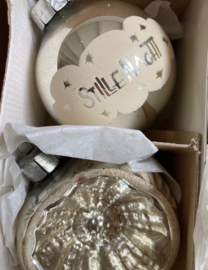 Set van 6 glazen vintage kerstballen. Antieke zilveren deukballen en 'Stille Nacht' ballen