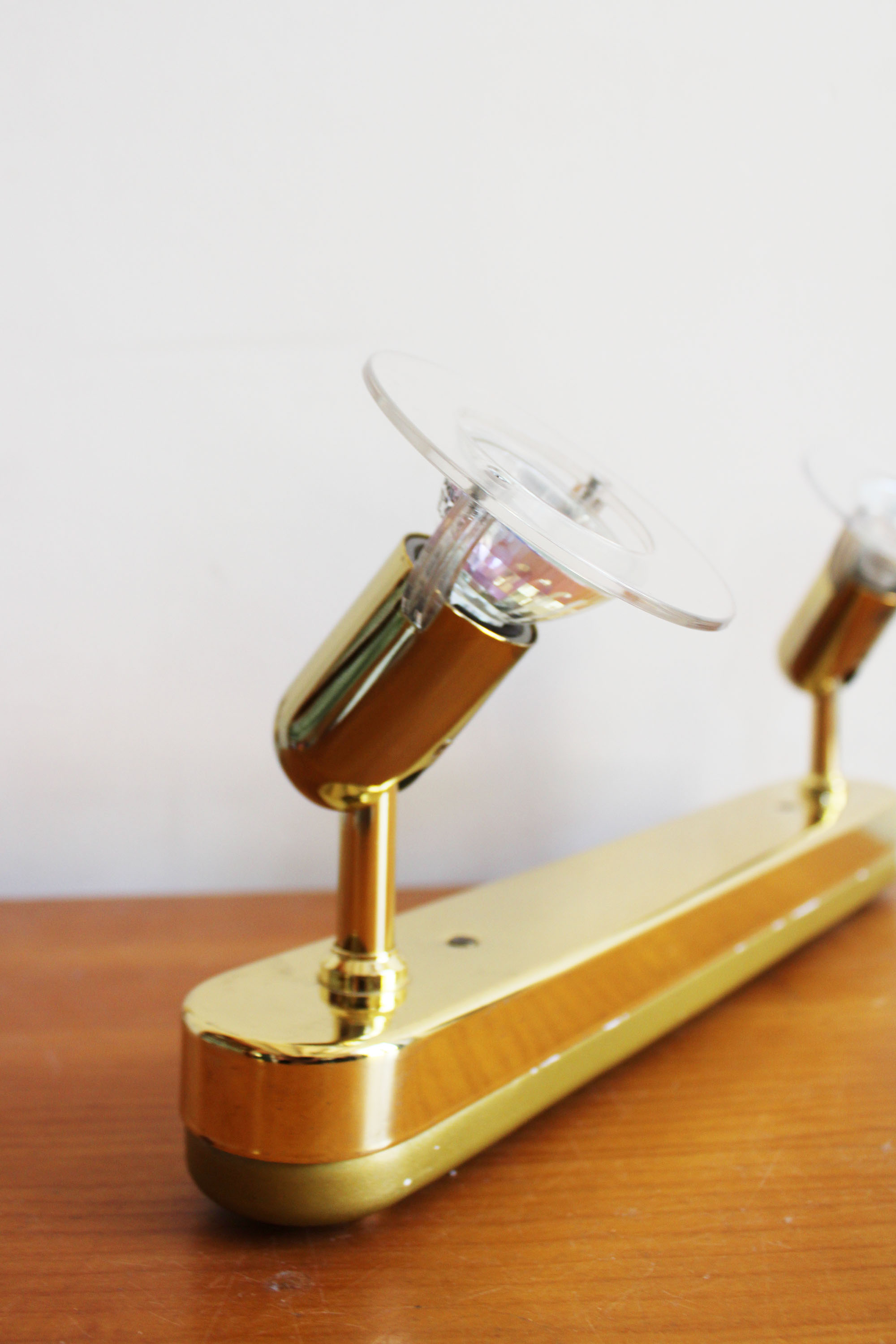 Vintage wandlamp met twee spotjes van goudkleurig metaal. Retro lamp