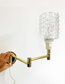 Goudkleurig vintage wandlampje met glazen kap. Hollywood Regency stijl lamp