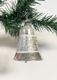 Glazen vintage kerstbal - belletje. Antieke zilveren kerstklokje met bloem