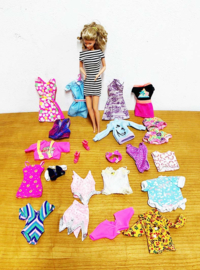 Vintage Barbiepop met extra kleertjes. Retro speelgoed pop met kleding