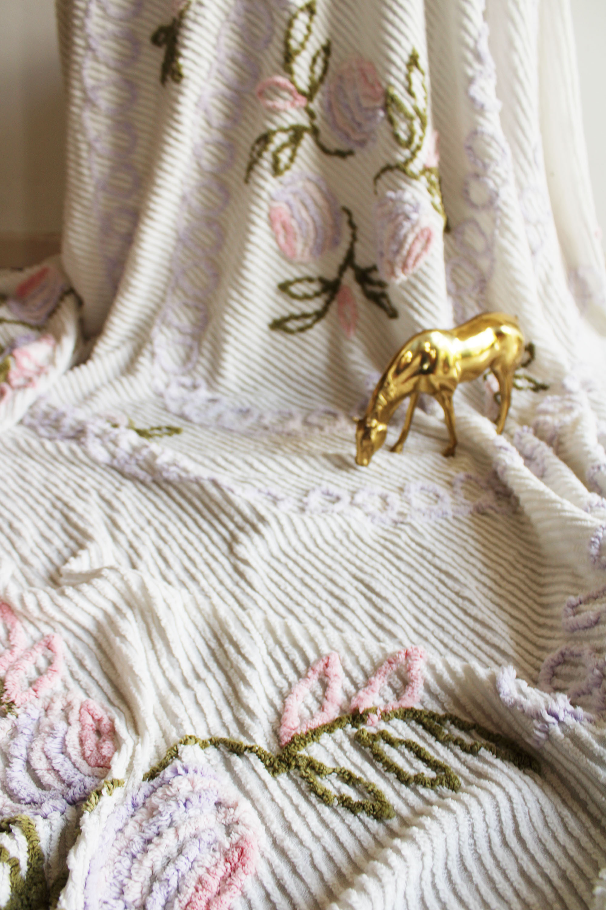 Witte vintage chenille sprei met bloemen. Retro sierdeken.