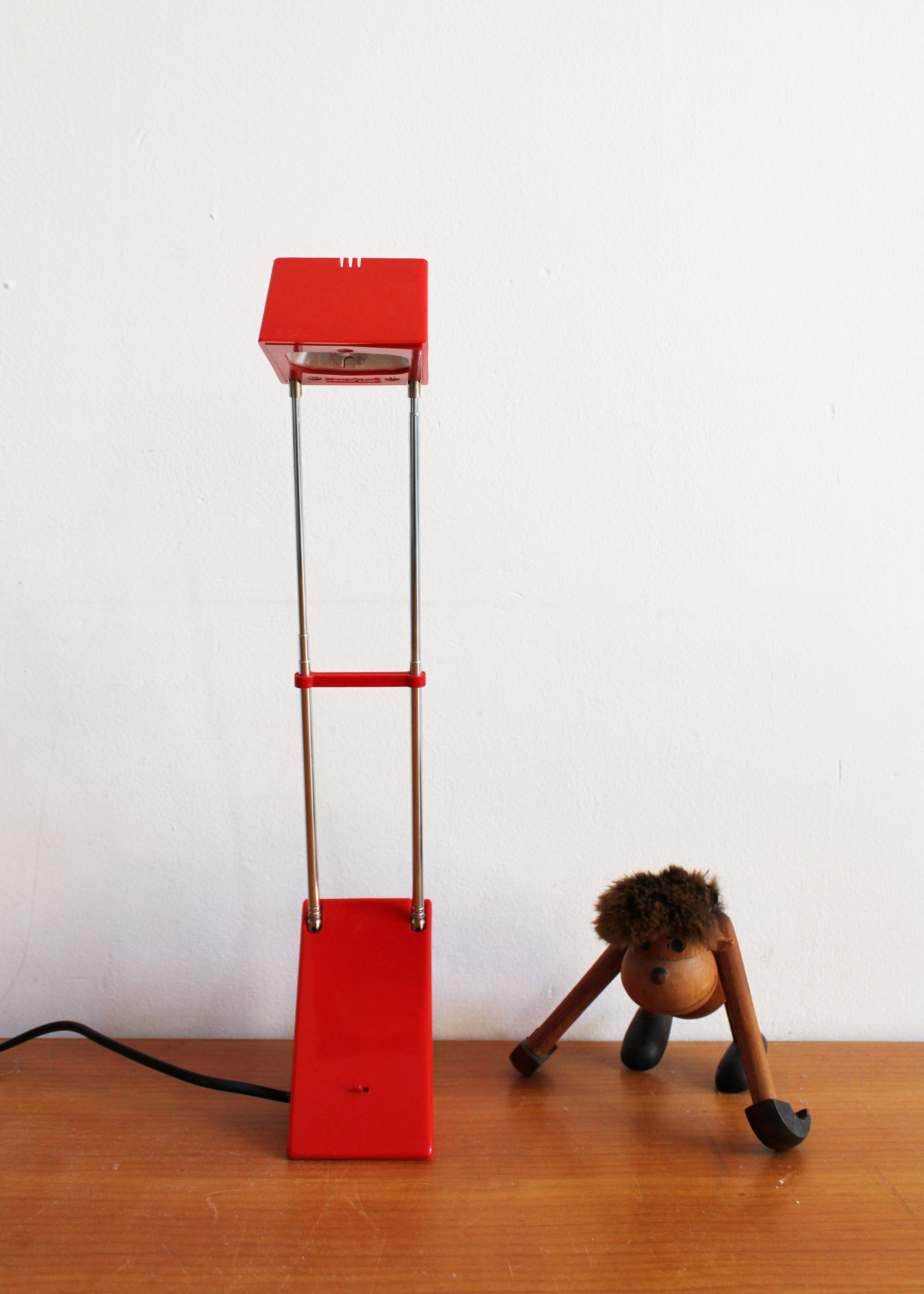 Rode vintage telescoop lamp. Retro design bureaulamp in Memphis stijl