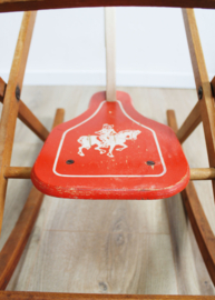Houten vintage schommelpaard. Retro wiebel dier.