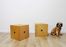 Twee houten vintage kubussen.  Set multifunctionele krukjes / kisten