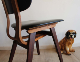 Houten retro stoel met zwart skai. Vintage stoeltje