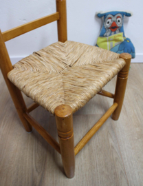 Vintage kinderstoeltje met biezen zitting. Houten boho stoeltje