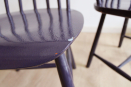 2 paarse vintage spijlenstoelen. Houten retro stoelen.