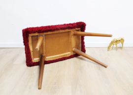 Vintage voetenbankje met rood pluche. Houten retro kruk/luiwammes